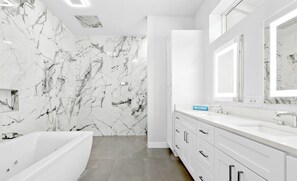 Shower, hair dryer, bidet, towels - NEW! The W at Park Place-Pool & Spa (Estero)