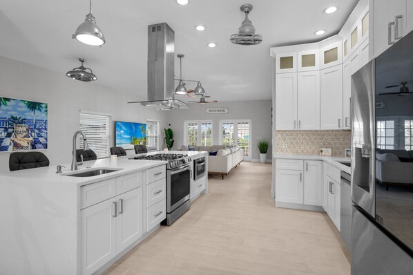 Microwave, oven, stovetop, dishwasher - NEW! The W at Park Place-Pool & Spa (Estero)