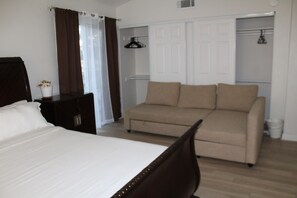 4 bedrooms, iron/ironing board, WiFi, bed sheets