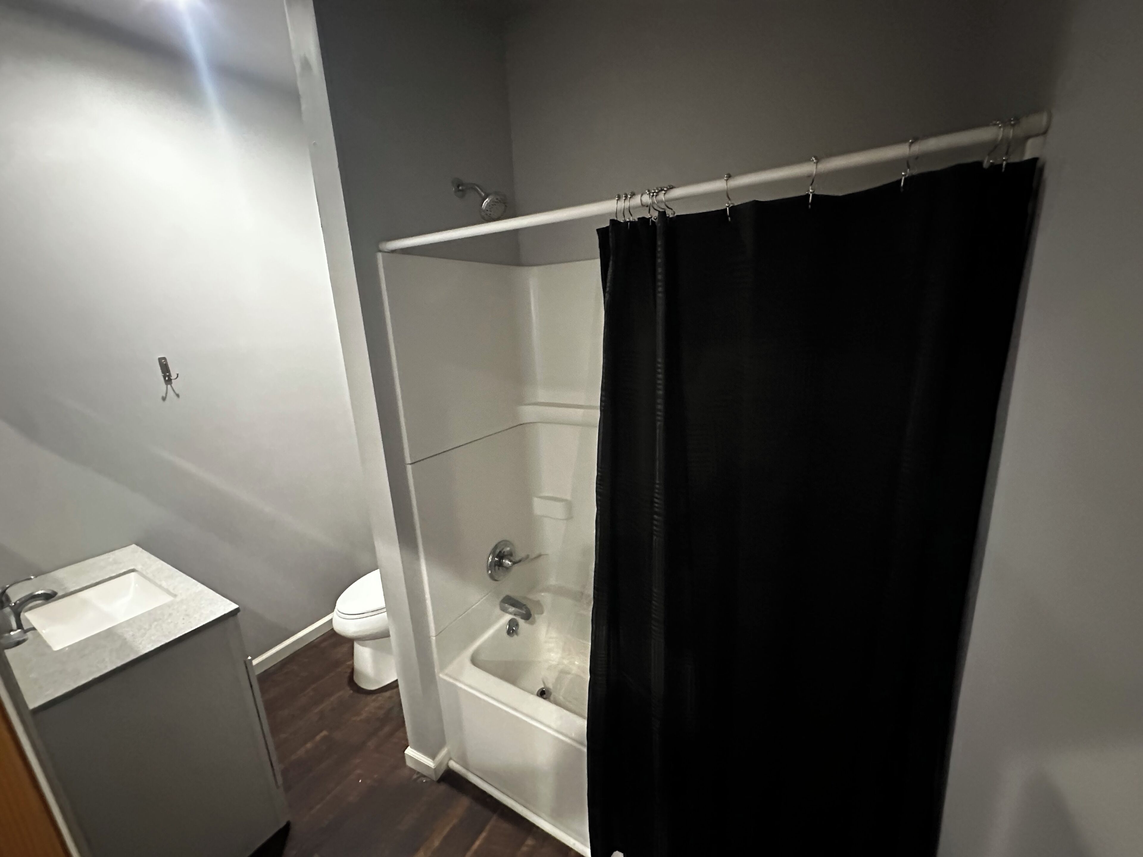 Serviettes fournies, papier toilette