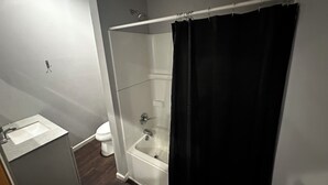 タオル、トイレットペーパー
