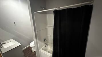 Serviettes fournies, papier toilette