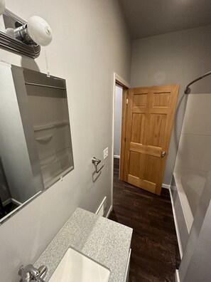 Serviettes fournies, papier toilette