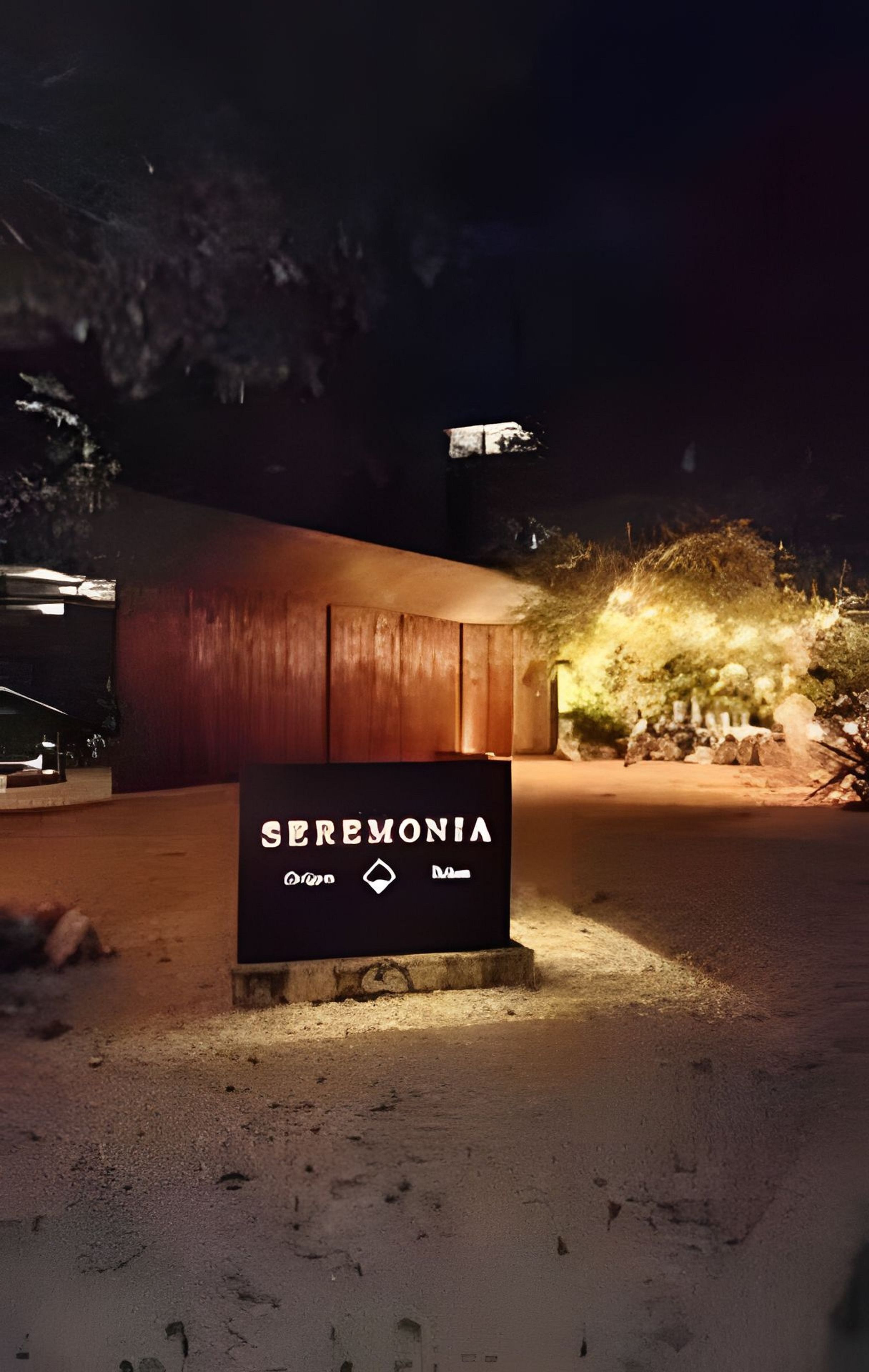 A sign with the word 'SEREMONIA' and symbols indicating amenities.