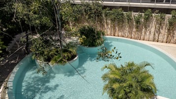 Una piscina al aire libre