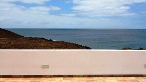 Une vue sur la côte, avec un ciel dégagé et une mer calme.