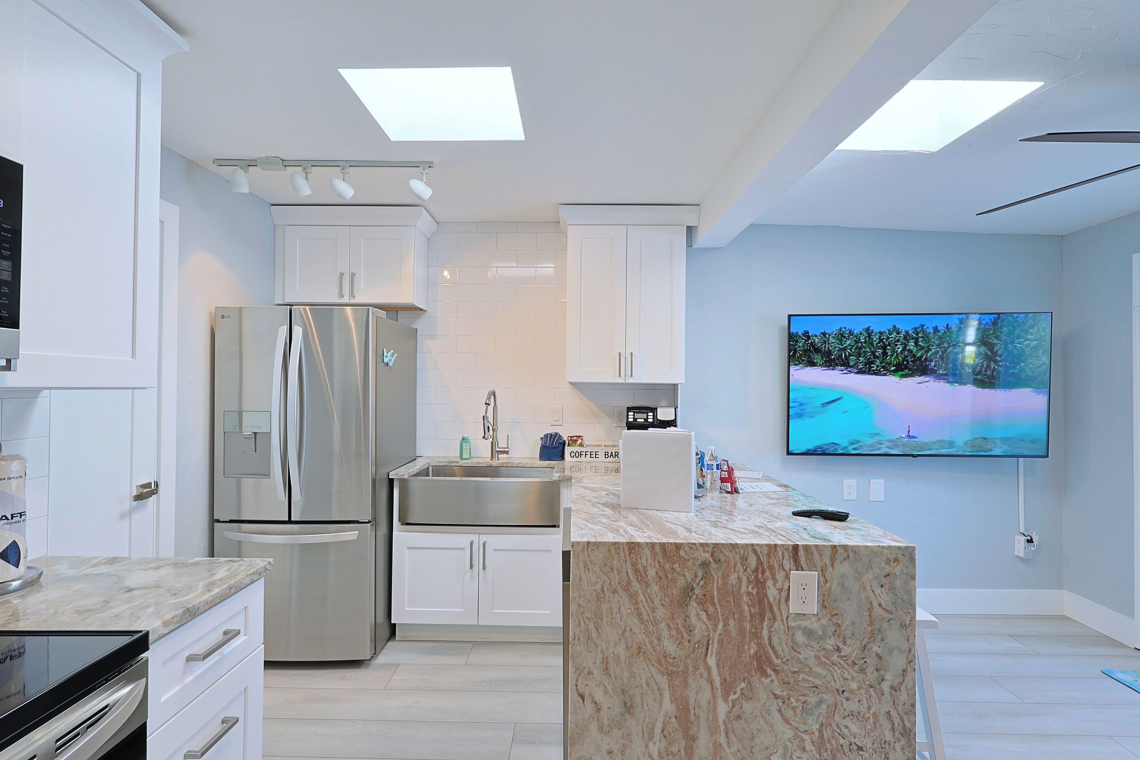 Mikrowelle, Herdplatte, Geschirrspüler