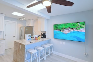 Mikrobølgeovn, kokeplater, oppvaskmaskin og kaffetrakter/tekoker