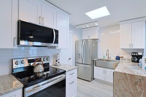 Mikrobølgeovn, kokeplater, oppvaskmaskin og kaffetrakter/tekoker