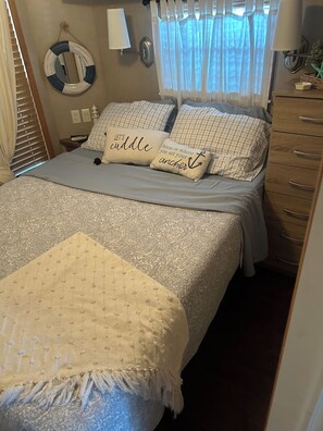 1 bedroom, free WiFi, bed sheets - Park model in Calusa campground with ample parking for truck and boat. 
 (Key Largo)