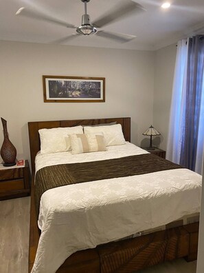 1 soverom, skrivebord, reiseseng for barn og wi-fi