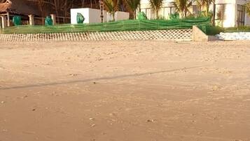 Playa privada, sombrillas, toallas de playa, vóleibol de playa