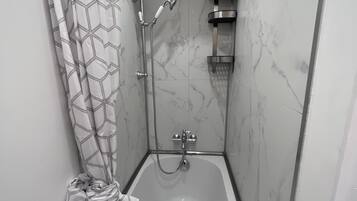 ヘアドライヤー、タオル、石鹸、シャンプー