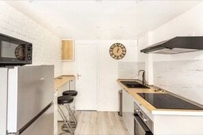 Frigorífico, microondas, horno y placa de cocina