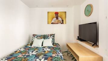 2 室のベッドルーム、デスク、アイロン / アイロン台、旅行用ベビーベッド