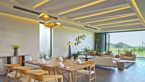 Un comedor moderno con mobiliario de madera y un ventanal que ofrece vistas al exterior.