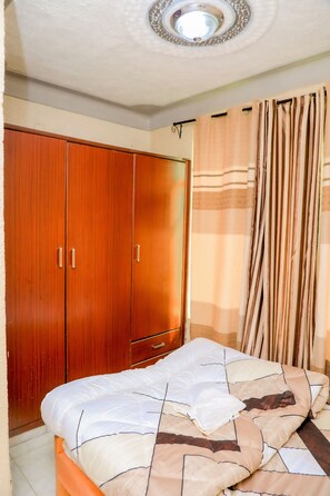 4 bedrooms, iron/ironing board, WiFi, bed sheets