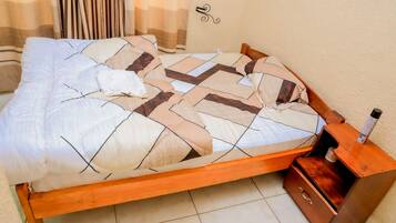 4 عدّة غرف نوم ومكواة/لوح كي وواي فاي وملاءات أسرّة