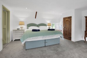 5 bedrooms, iron/ironing board, WiFi, bed sheets - Whitley Farm, Molland (Molland)
