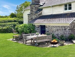 Outdoor dining - Whitley Farm, Molland (Molland)