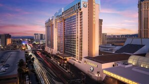A high-rise hotel with a prominent sign reading "HORSESHOE" and a large logo on the facade. - Suite + Connecting Room at a 4⭐️ Hotel (Las Vegas)
