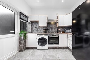 Geladeira, micro-ondas, fogão, cooktop