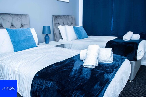 3 bedrooms, iron/ironing board, WiFi, bed sheets - Walsall, 3-Beds, Sleeps 8, Groups & Contractors (Walsall)