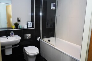Shower, hair dryer, towels - Apartment - Sleeps 4 - Pet friendly - WiFi (Sheffield)