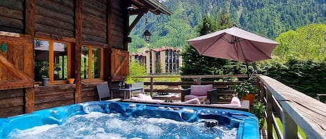 Outdoor spa tub