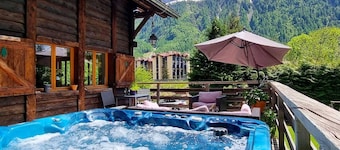 Chalet Falcon - Spacious Chalet with Hot Tub