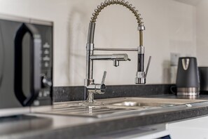 冷蔵庫、電子レンジ、オーブン、コンロ