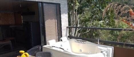 Outdoor spa tub