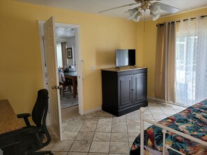 Room - Accessible pool house in Florida with four bedrooms and two bathrooms (North Port)