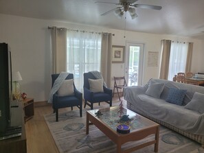 Living area - Accessible pool house in Florida with four bedrooms and two bathrooms (North Port)