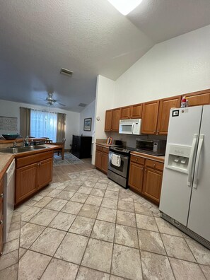Private kitchen - Accessible pool house in Florida with four bedrooms and two bathrooms (North Port)