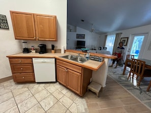 Private kitchen - Accessible pool house in Florida with four bedrooms and two bathrooms (North Port)