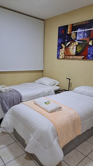 8 habitaciones, tabla de planchar con plancha, wifi y ropa de cama 