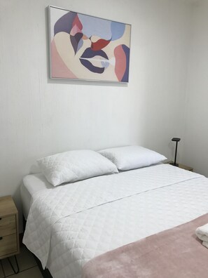 8 habitaciones, tabla de planchar con plancha, wifi y ropa de cama 