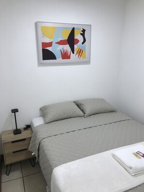 8 quartos, ferros/tábuas de passar roupa, Wi-Fi, roupa de cama