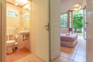 Dutxa, assecador de cabells, bidet i tovalloles