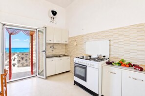 Fridge, oven, stovetop, coffee/tea maker