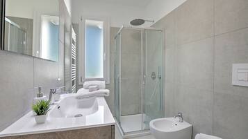 Dusche, Haartrockner, Bidet, Handtücher