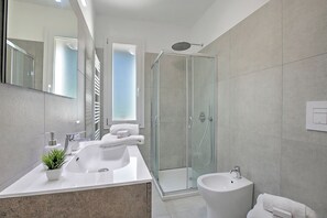 Ducha, secador de pelo, bidet, toallas