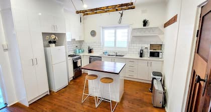 "Darlow Cottage" with Free Wi-Fi in Central Location near the Hospital Precinct
