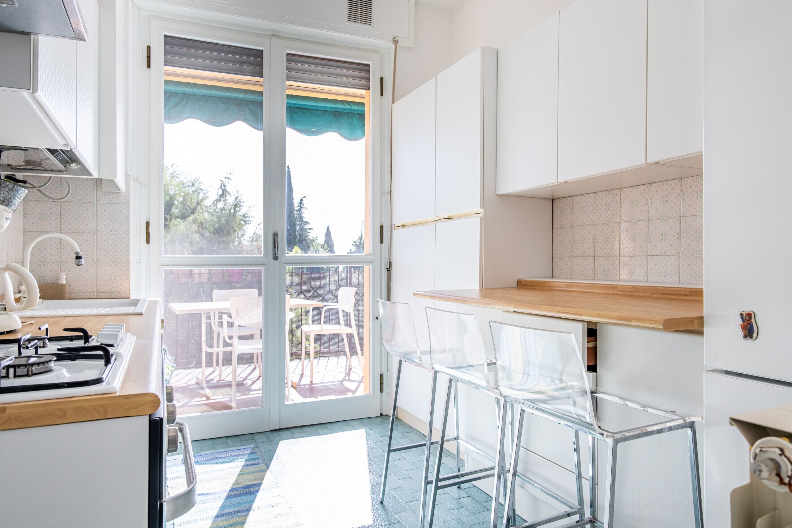 Coffee/tea maker, fridge, oven, dishwasher