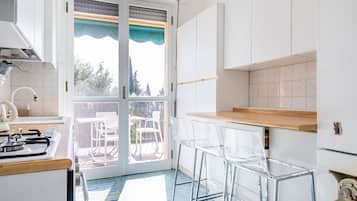 Coffee/tea maker, fridge, oven, dishwasher