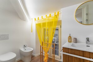 Een douche, een haardroger, handdoeken