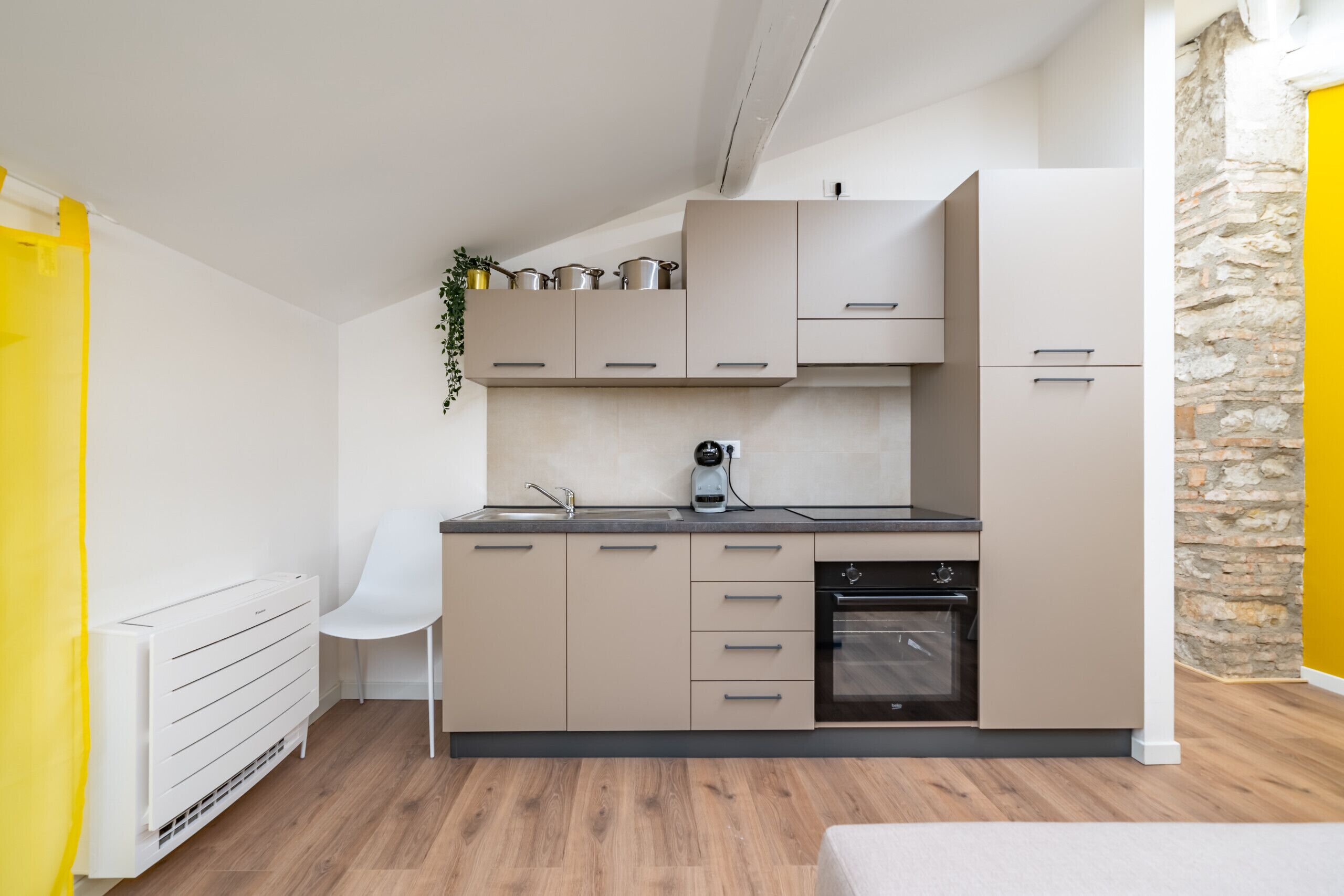 Fridge, oven, coffee/tea maker, electric kettle