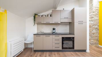 Fridge, oven, coffee/tea maker, electric kettle