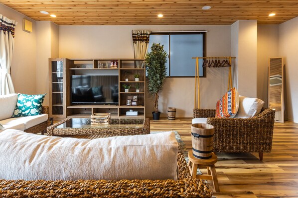 時尚公寓 | 起居區 | 50-吋 LCD 液晶電視,提供有線頻道